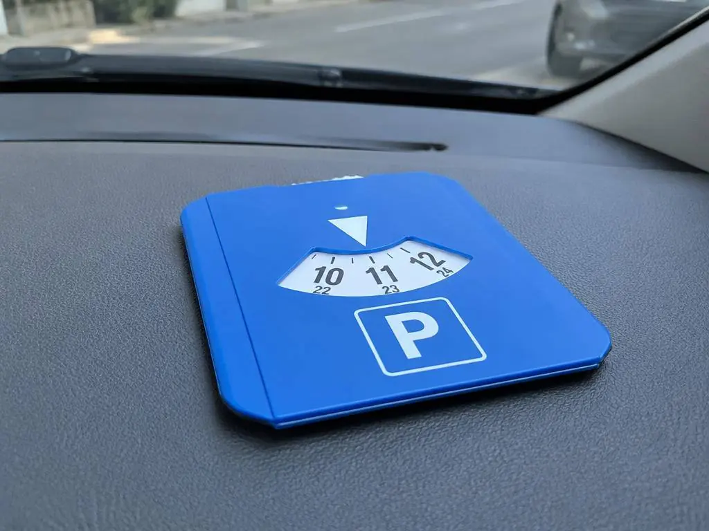 Parkeerschijf 2-in-1 — Parkeerschijf met ijskrabber en muntje